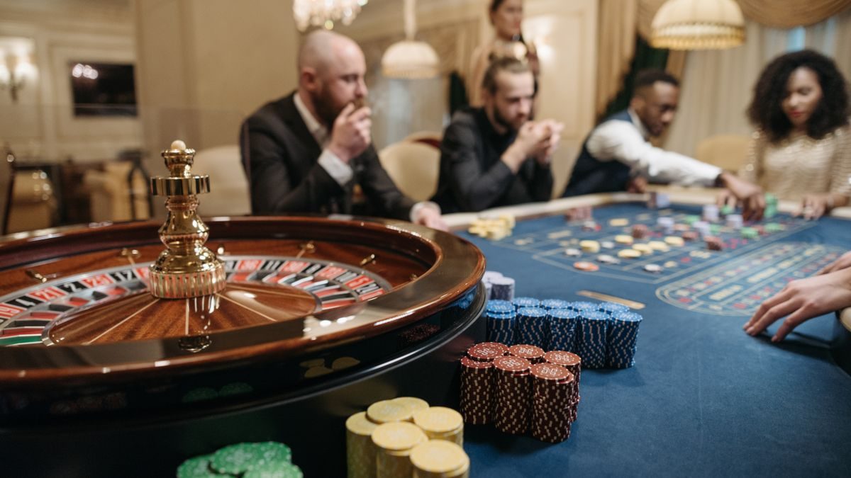 Meja roulette dengan pemandangan ruangan kasino yang elegan